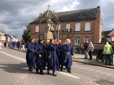 Procession Hallaar  and 'Halder met'