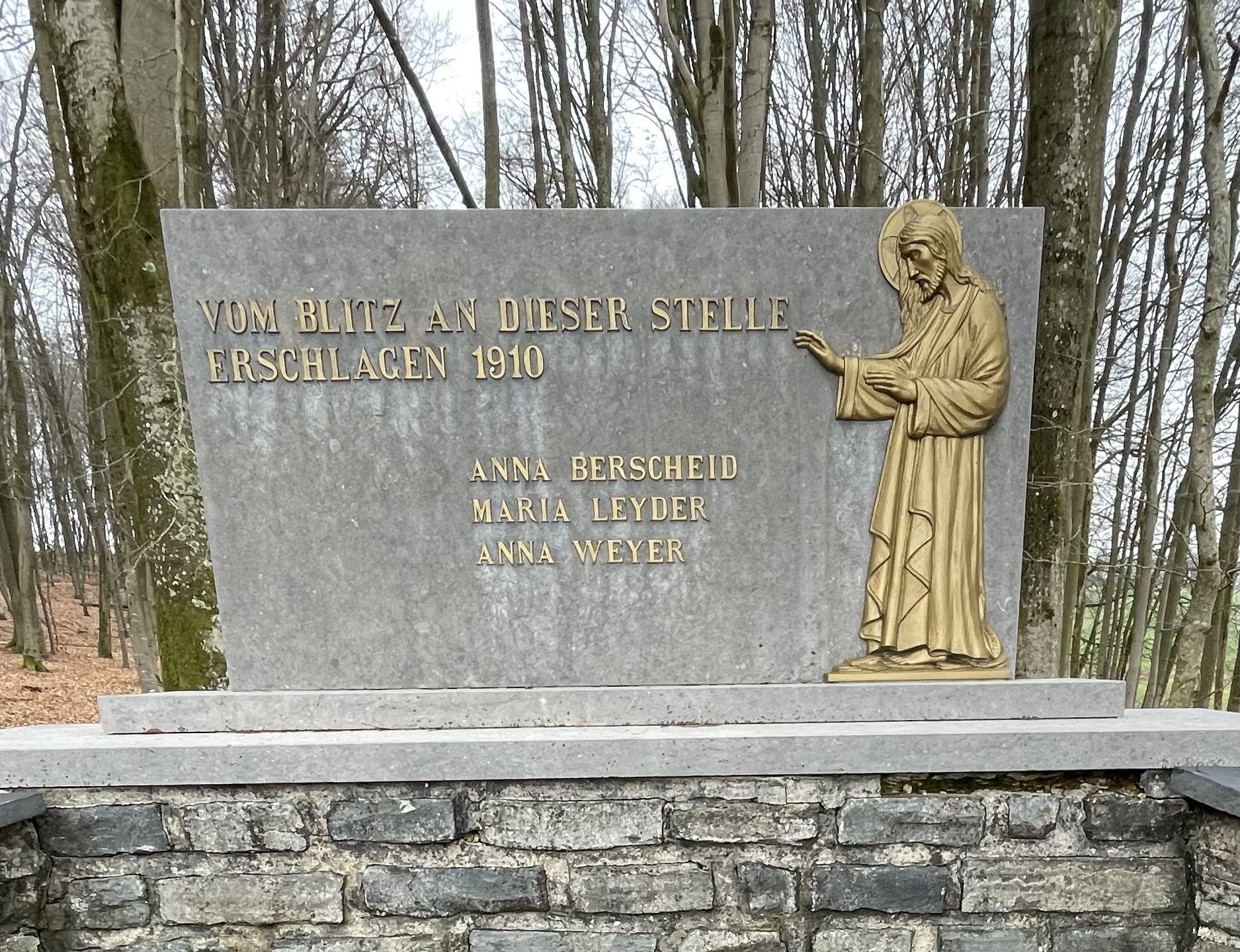 zum Gedenken an den tragischen Tod von drei Kindern durch einen Blitzschlag