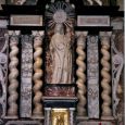 Altar, Altarbild aus dem 17. Jahrhundert und Statue der Muttergottes
