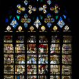 Hohe Buntglasfenster im Chor und Querschiff