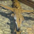 Christus am Kreuz und Kirchenfenster